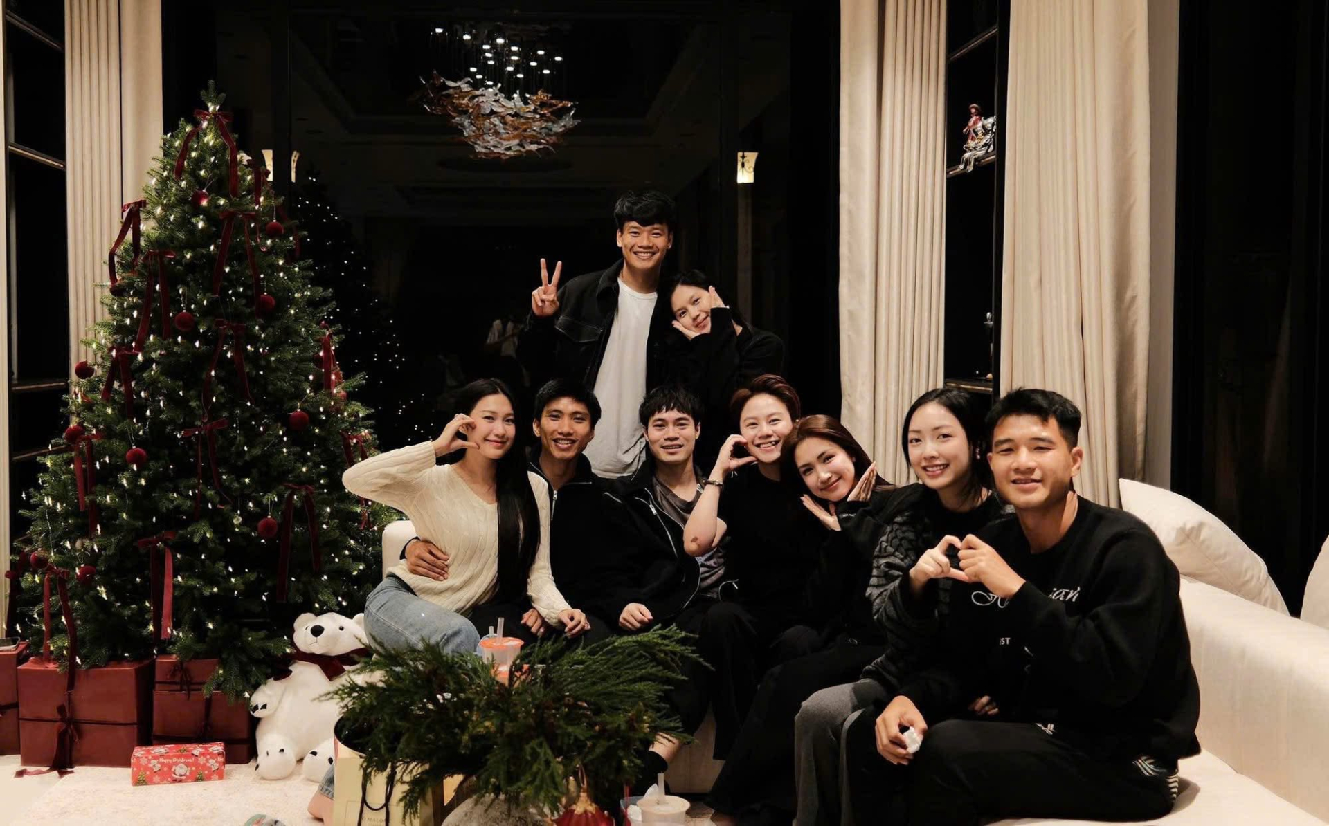 Từ cầu nối Văn Toàn, Hoà Minzy có cả nhóm bạn thân cầu thủ như Văn Hậu, Thành Chung, Đức Chinh,...