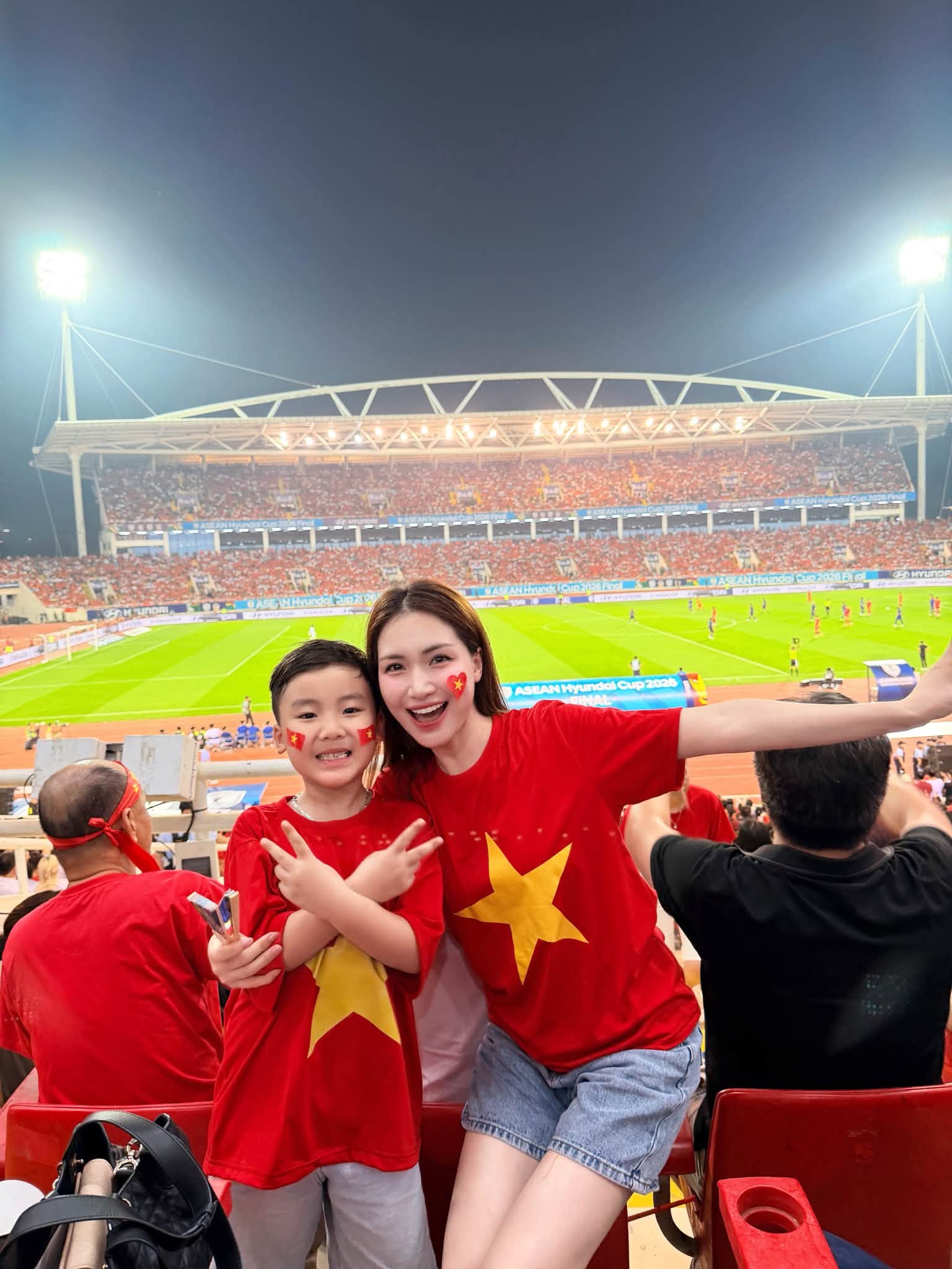 Hoà Minzy dắt bé Bo đến SVĐ Mỹ Đình xem trận chung kết ASEAN Cup vừa qua