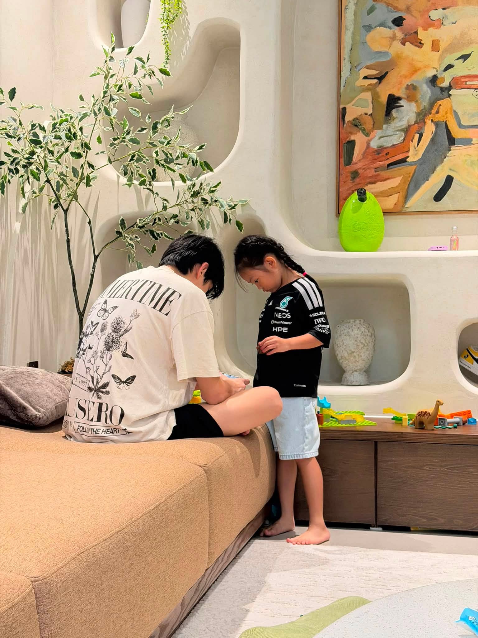 Khoảnh khắc dễ thương này được Đàm Thu Trang đích thân ghi lại