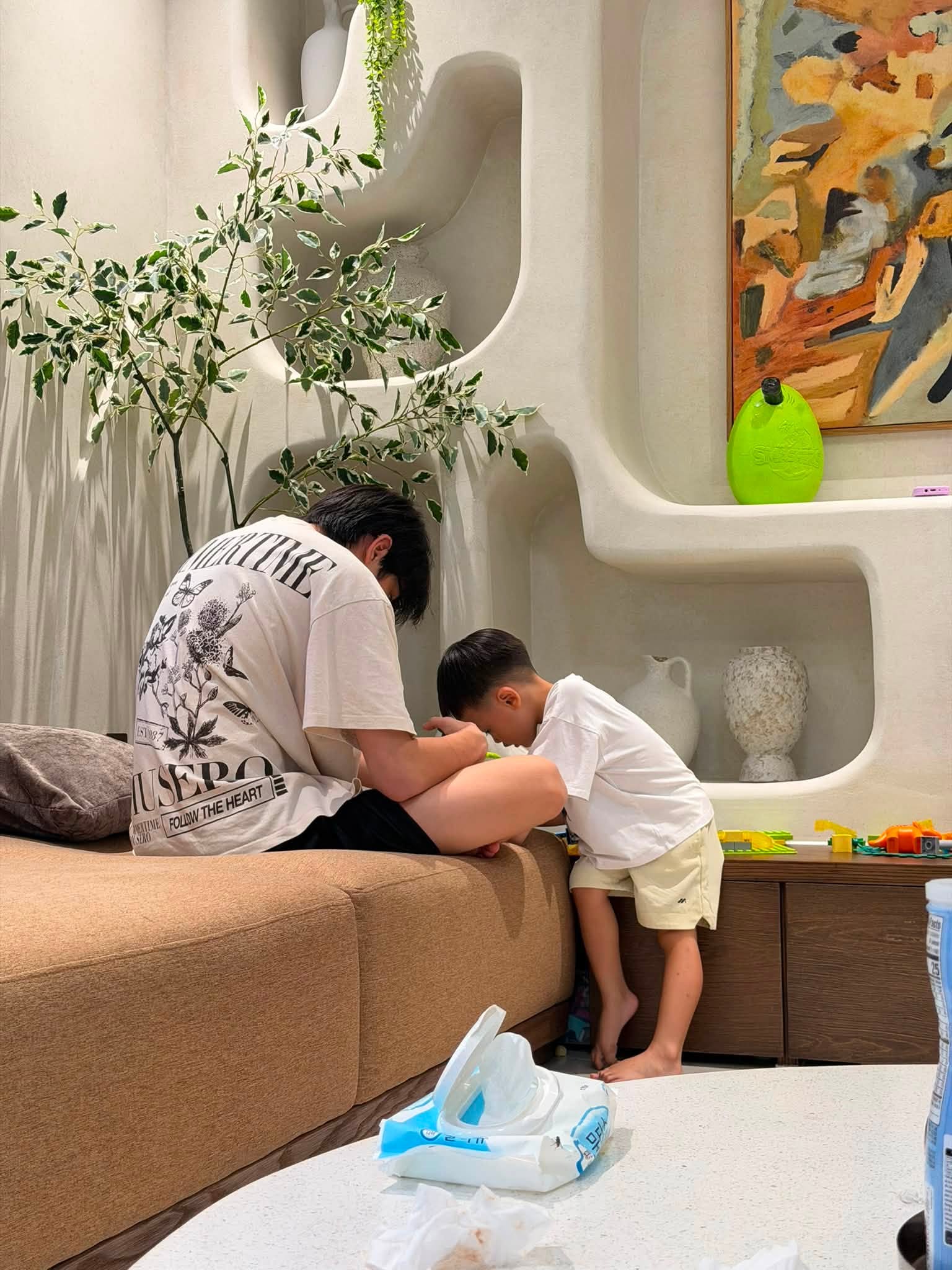 Subeo nhẹ nhàng chơi lắp ráp cùng 2 em nhỏ bên trong biệt thự của Cường Đô La và Đàm Thu Trang