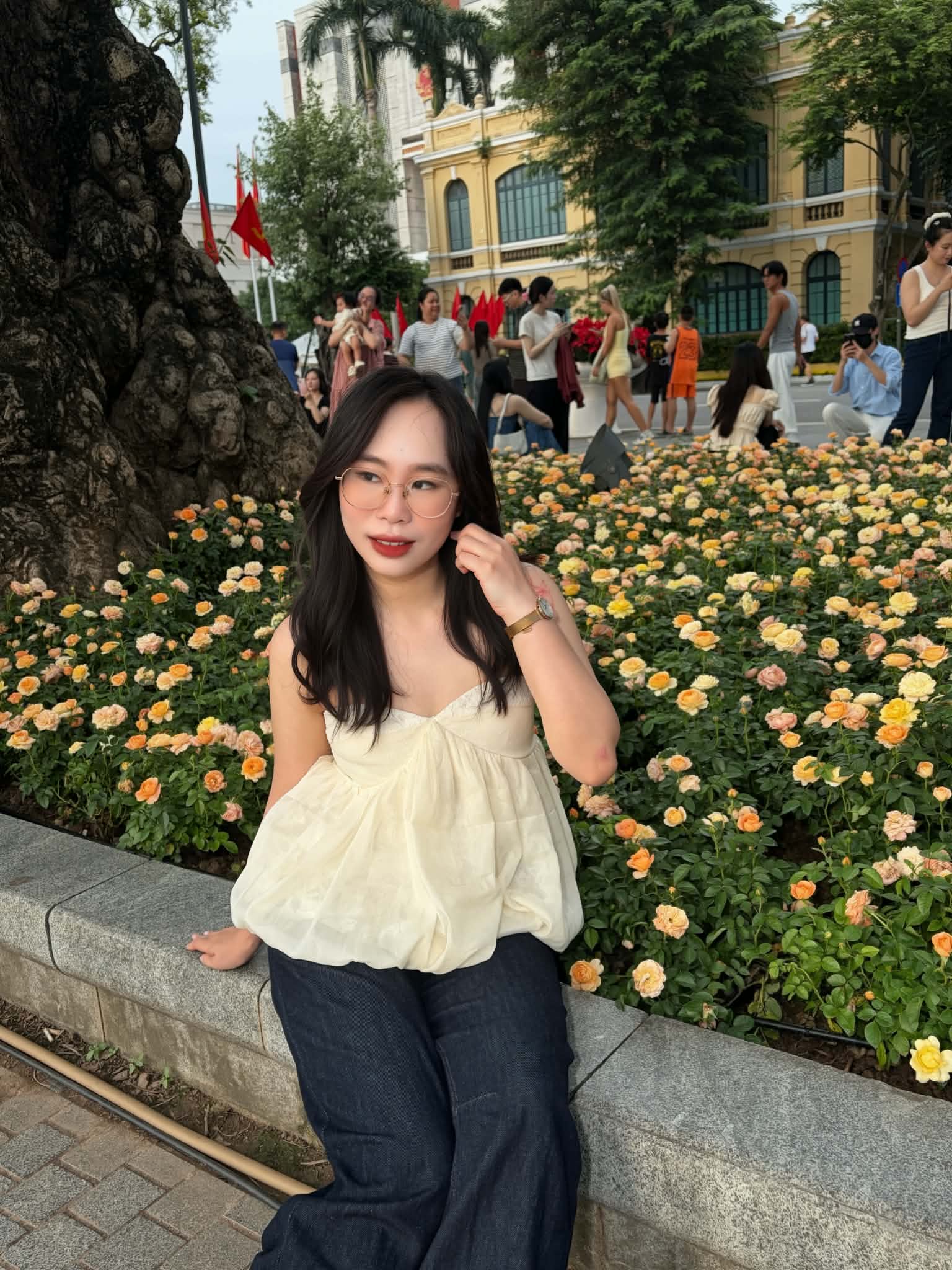 Giới trẻ Hà Nội đội nắng xếp hàng tham quan Di tích Nhà tù Hoả Lò; Hồ Gươm biến thành studio ngoài trời trong kỳ nghỉ 2/9
