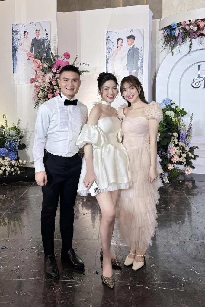 Không chỉ các cầu thủ mà Hoà Minzy cũng thân thiết với dàn WAGs