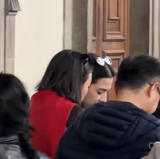 Mỹ nhân Phong Thần còn tám chuyện vui vẻ với con dâu út nhà họ Hoắc trong chuyến du lịch hồi đầu năm. Ảnh: 163