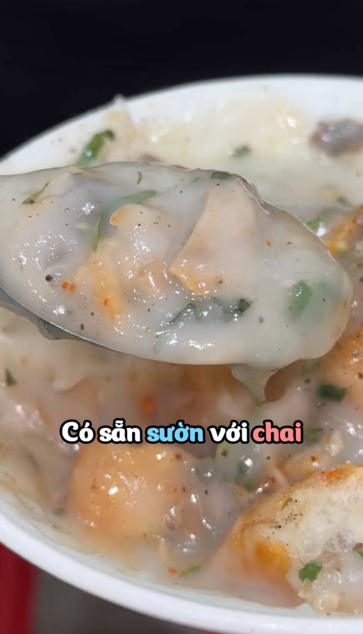 Cháo tại đây có hạt được xay nhuyễn, mịn, thường ăn kèm quẩy, ruốc, hành khô, hạt tiêu, rau mùi, ớt bột... Nguồn: Em Gái Hải Phòng