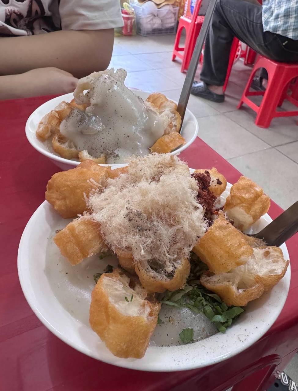 Cậu bé khóc nức nở suốt chuyến tàu về Hà Nội chỉ vì sắp phải xa cốc cháo sườn ở Hải Phòng