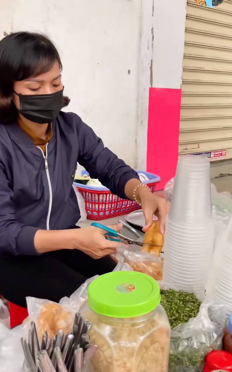 Cậu bé khóc nức nở suốt chuyến tàu về Hà Nội chỉ vì sắp phải xa cốc cháo sườn ở Hải Phòng
