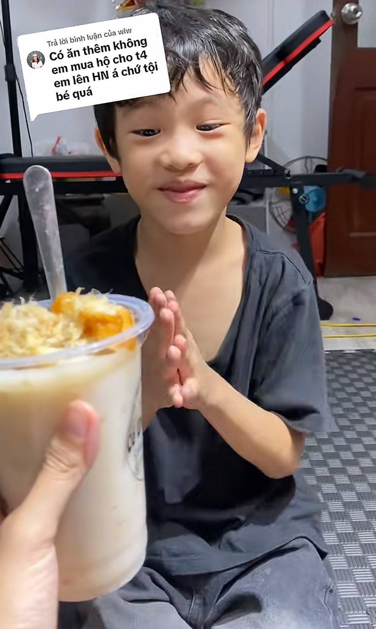 Ánh mắt hạnh phúc của cậu bé khi được mẹ mua cho cốc cháo mới vào ngày hôm sau. Nguồn: Evan Le