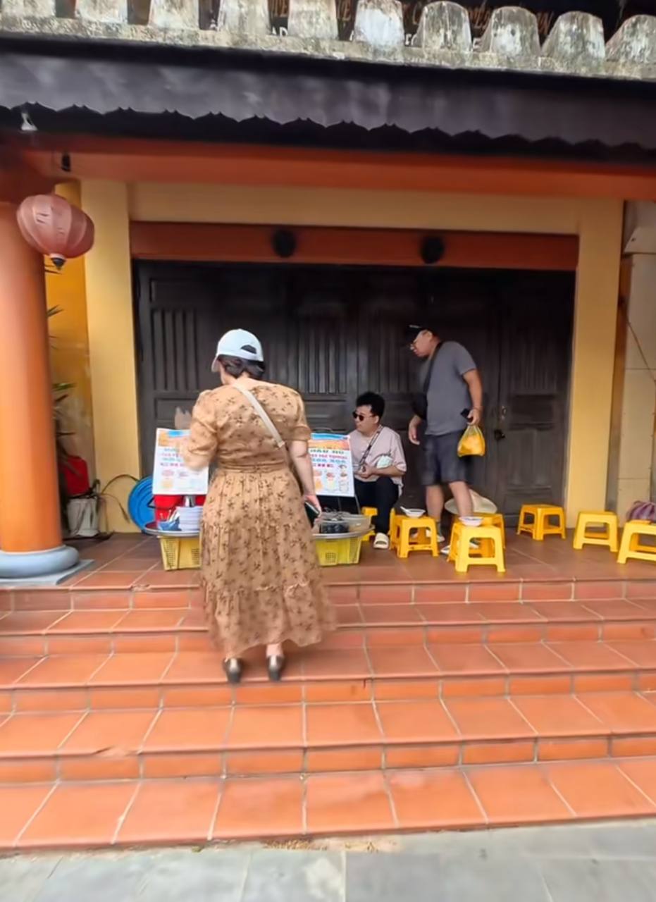 Chị Én nhanh nhẹn giới thiệu món tàu hũ cho khách nước ngoài bằng những thứ tiếng khác nhau