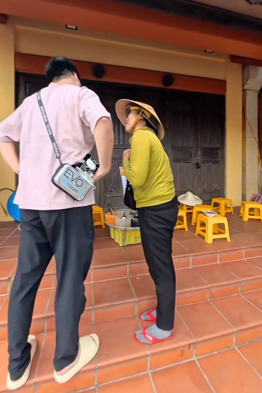 Chị gái bán tàu hũ ở Hội An nói được tận 5 thứ tiếng, khách quốc tế đứng nghe mãi không rời