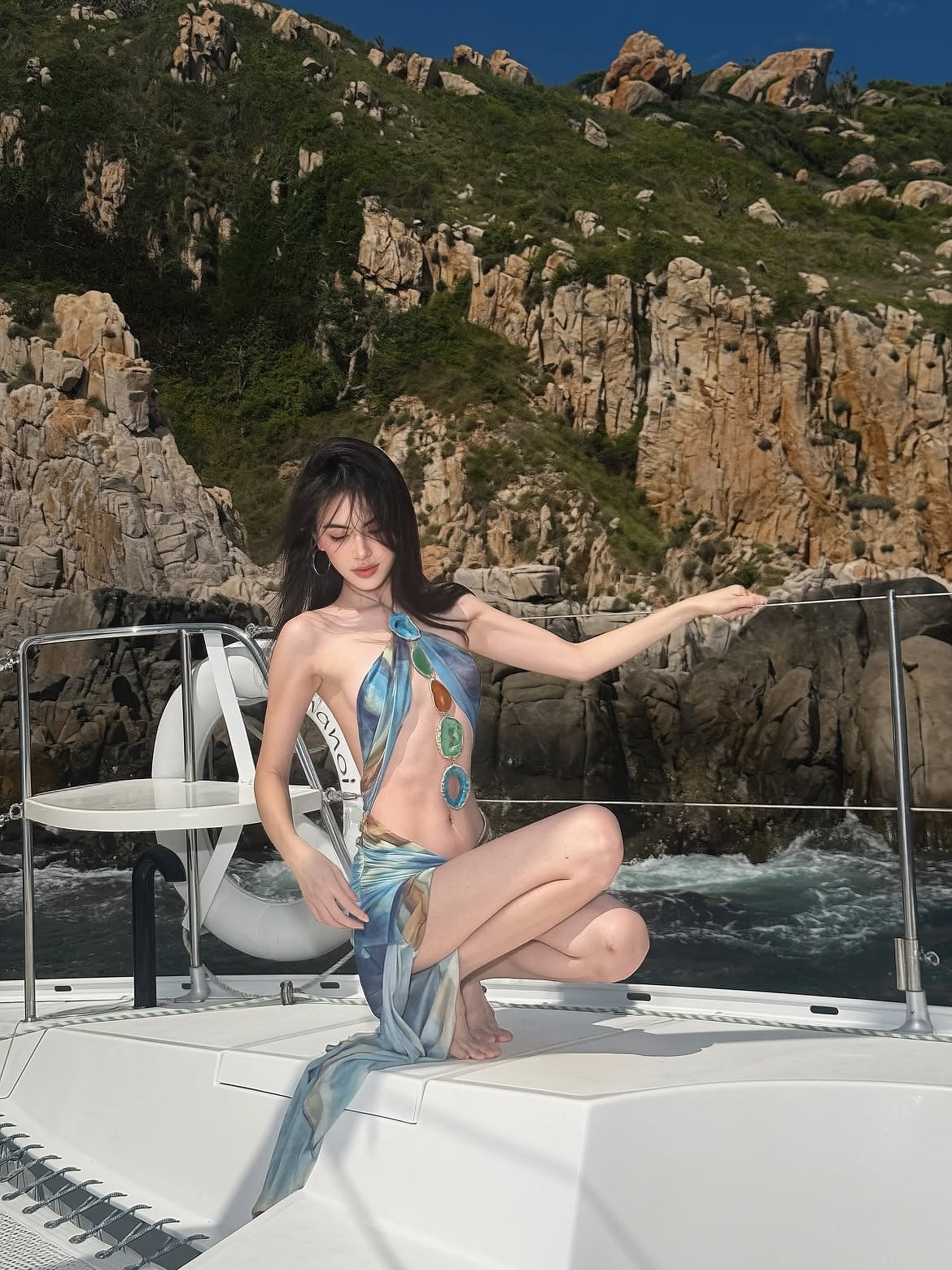 Nữ diễn viên sinh năm 1992 khiến dân tình khó rời mắt khi tự tin diện những bộ bikini hai mảnh, khoe vóc dáng cân đối cùng vòng eo thon gọn và đường cong nổi bật. Giữa khung cảnh biển xanh, nắng vàng, mỹ nhân Tình Người Duyên Ma càng tỏa sáng nhờ thần thái sang chảnh và visual sắc sảo đặc trưng. Ảnh: Instagram.