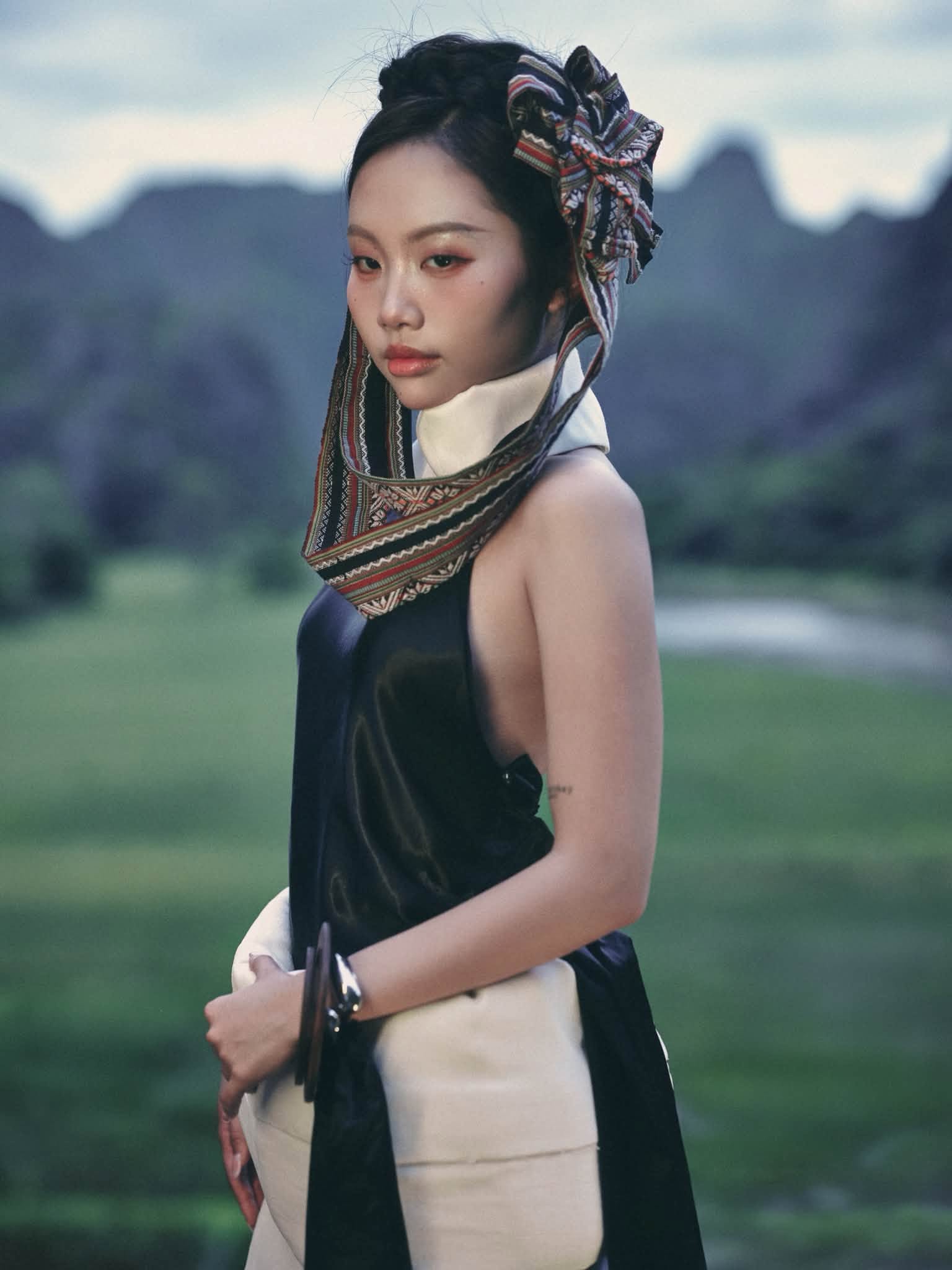 Mới đây, Phương Mỹ Chi ra mắt album phòng thu Dân Chơi Dân Ca gồm 10 ca khúc, tập trung khai thác những chất liệu văn hóa đặc trưng của nhiều vùng miền Việt Nam