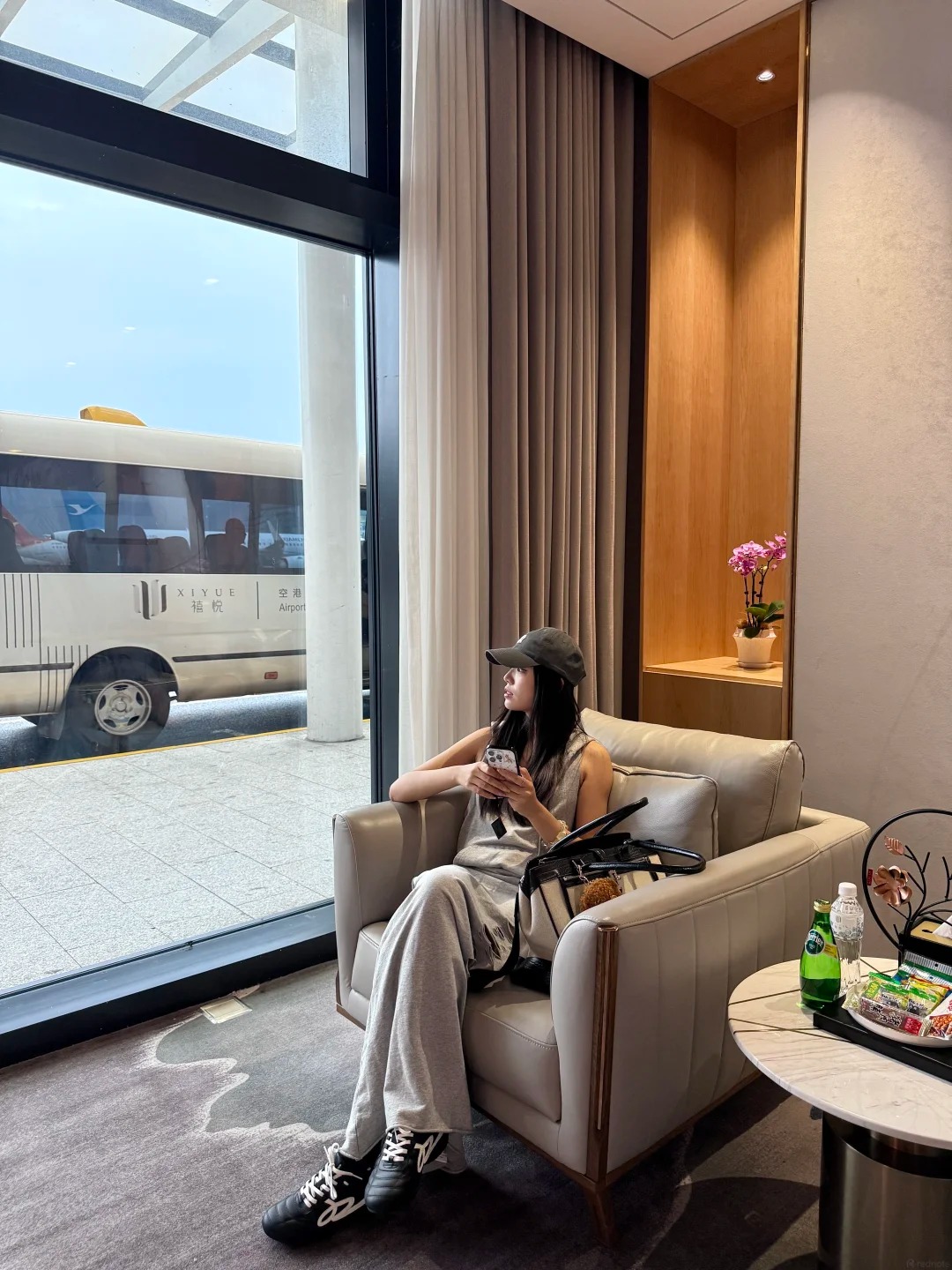 Cô gái này cũng chi tiền để ngồi phòng chờ VIP, thuê xe riêng vì sự dễ chịu, tiện lợi. Ảnh: Xiaohongshu