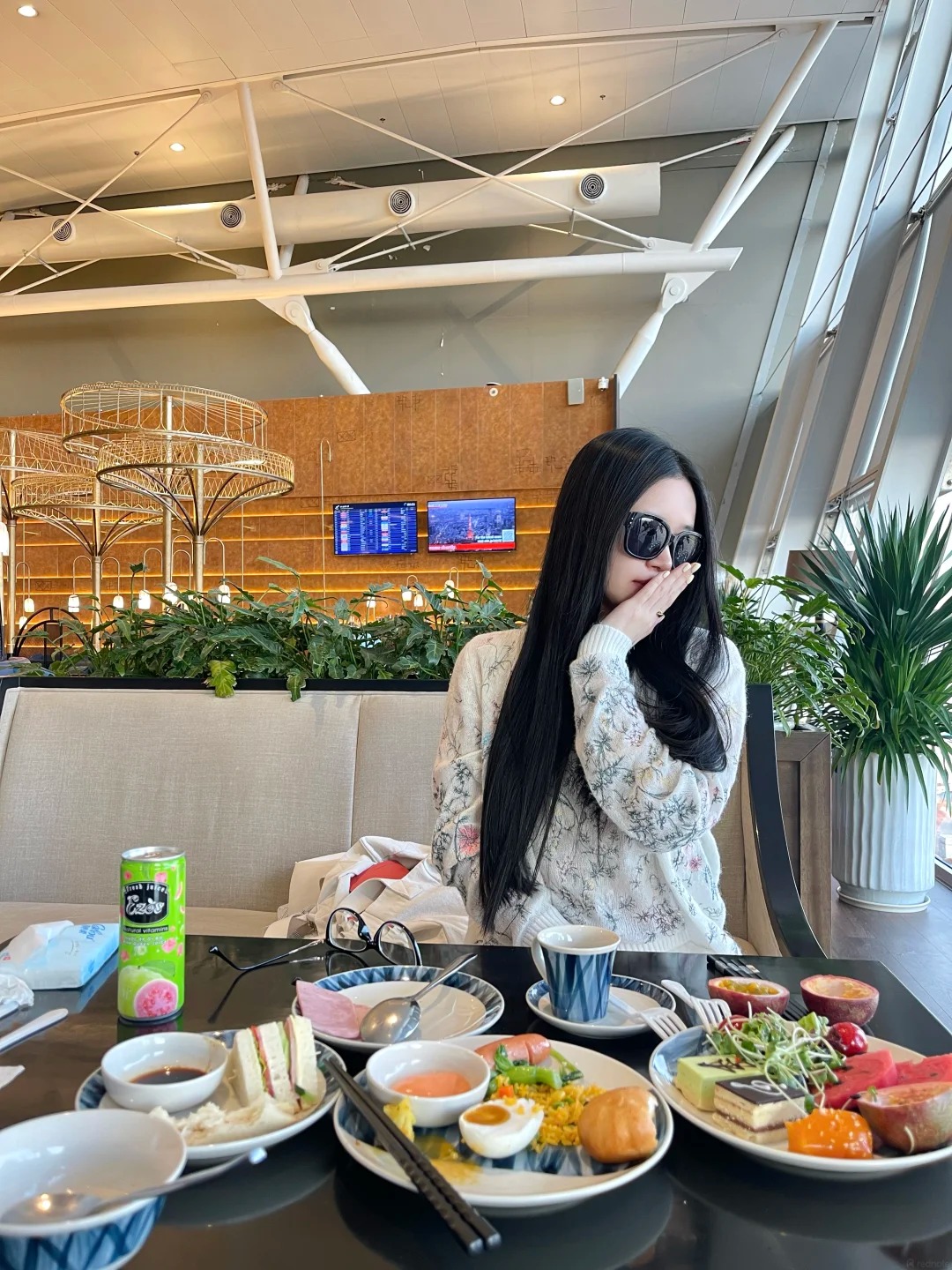 Chi vài trăm nghìn để vào phòng chờ VIP, vừa có chỗ ăn uống, nghỉ ngơi. Ảnh: Xiaohongshu.