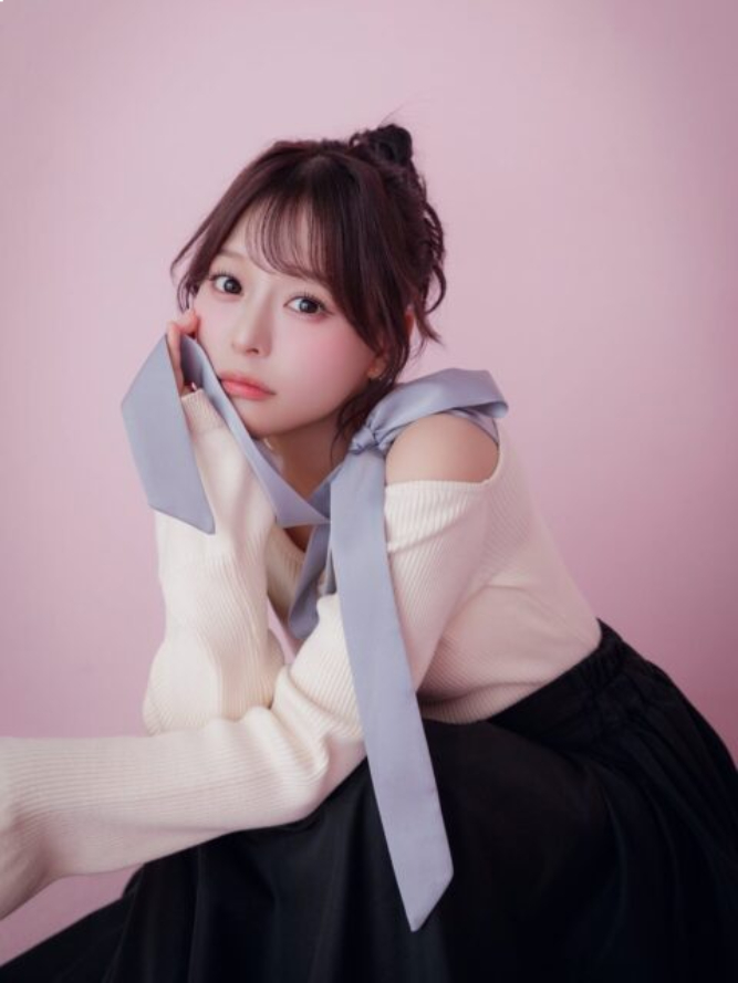 Tóm dính nàng thơ showbiz N. nắm tay hẹn hò cầu thủ lương 2 tỷ/năm giữa phố, bắt đàng trai xóa sạch số điện thoại của phụ nữ