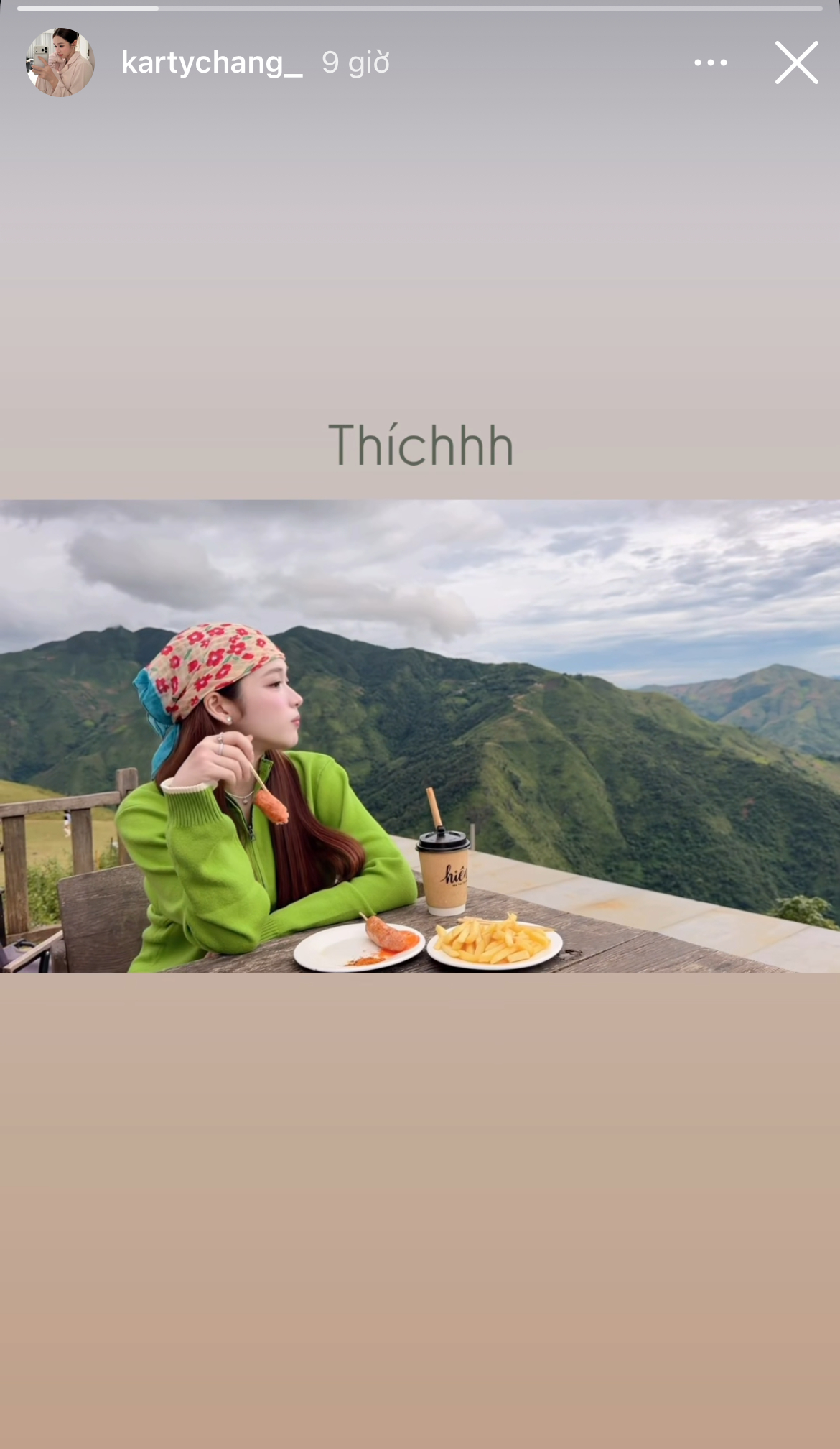 Nàng thơ Tây Bắc Karty Chang tiếp tục khiến dân mạng thích thú với lựa chọn nghỉ lễ mang hơi thở núi rừng. Cô đăng ảnh “view triệu đô” rộng với những dãy núi nối tiếp nhau, mây trời trải dài và chỉ để lại một dòng chú thích ngắn gọn: “Thích”. Một chữ nhưng đủ nói lên mood của chuyến đi.
