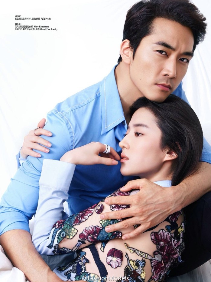 Lưu Diệc Phi xiêu lòng trước sự ga lăng, ân cần chăm sóc của Song Seung Hun. Ảnh: Sina