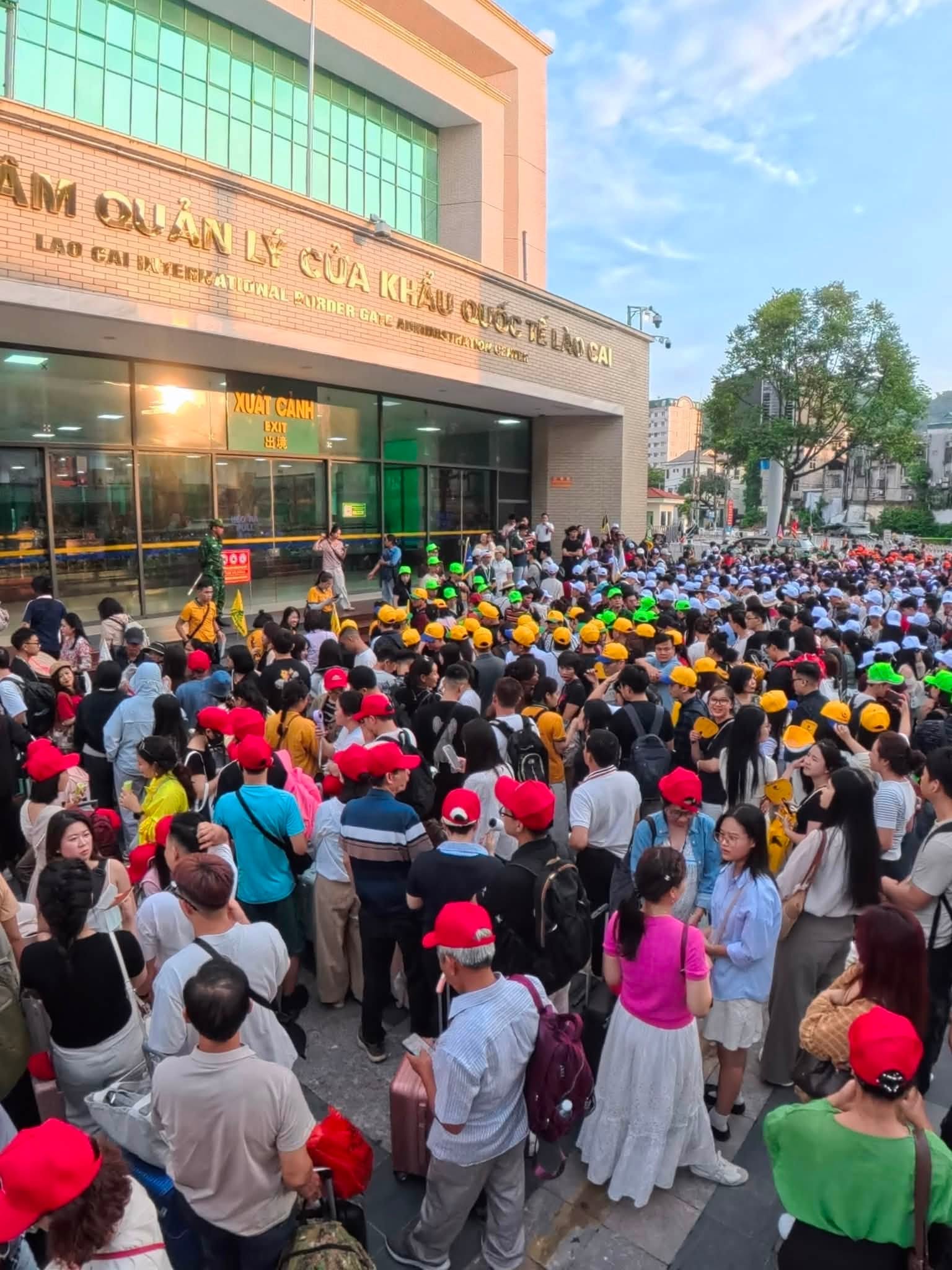 Cửa khẩu Lào Cai đông gấp ba ngày thường, tour đường bộ sang Trung Quốc đang hút khách nhất kỳ nghỉ này