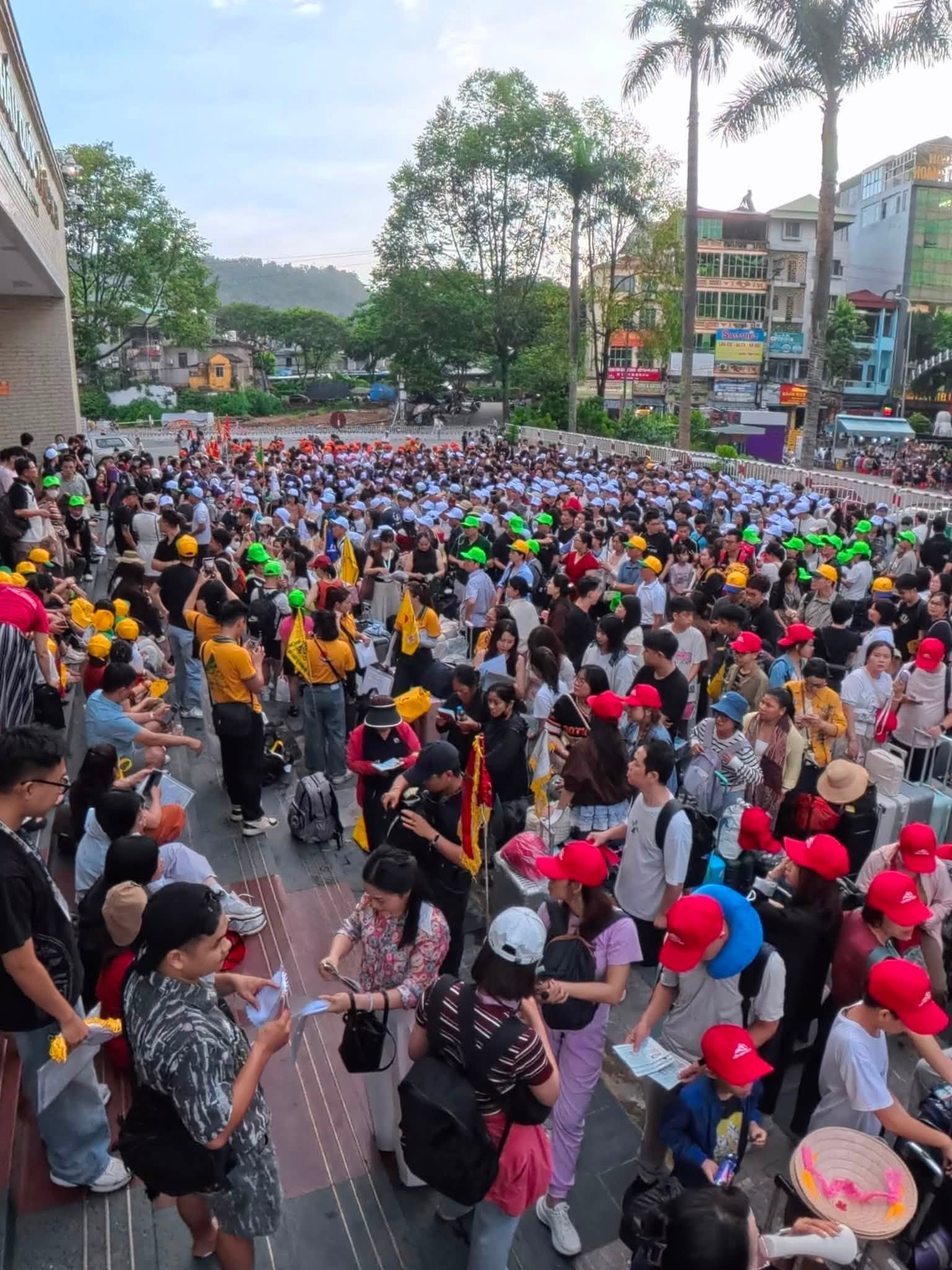 Cửa khẩu Lào Cai đông gấp ba ngày thường, tour đường bộ sang Trung Quốc đang hút khách nhất kỳ nghỉ này