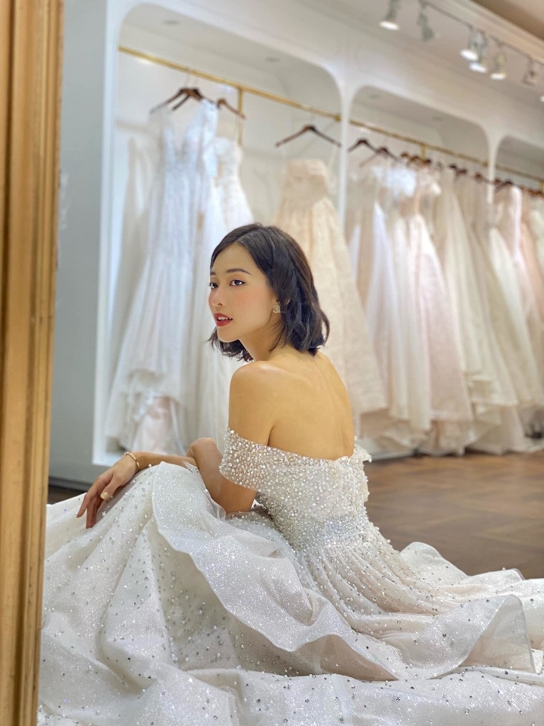 Khả Ngân từng gây sốt khi khoe ảnh diện váy cưới 