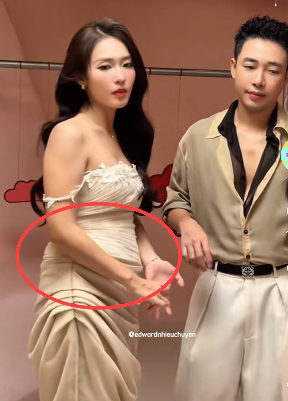 Trước đó, Khả Ngân cũng từng bị soi vòng 2 khác lạ