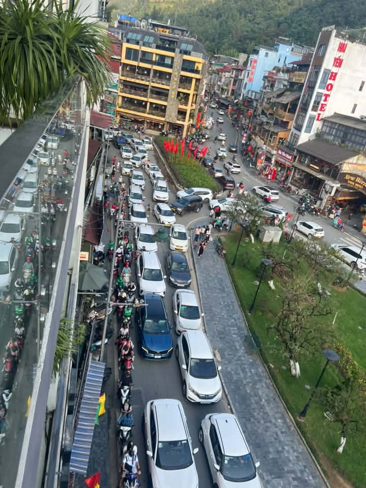 Ngày 31/8, khu vực trung tâm Sa Pa ghi nhận tình trạng giao thông đông đúc khi lượng du khách đổ về nghỉ lễ tăng cao. Ảnh: Phương Mai