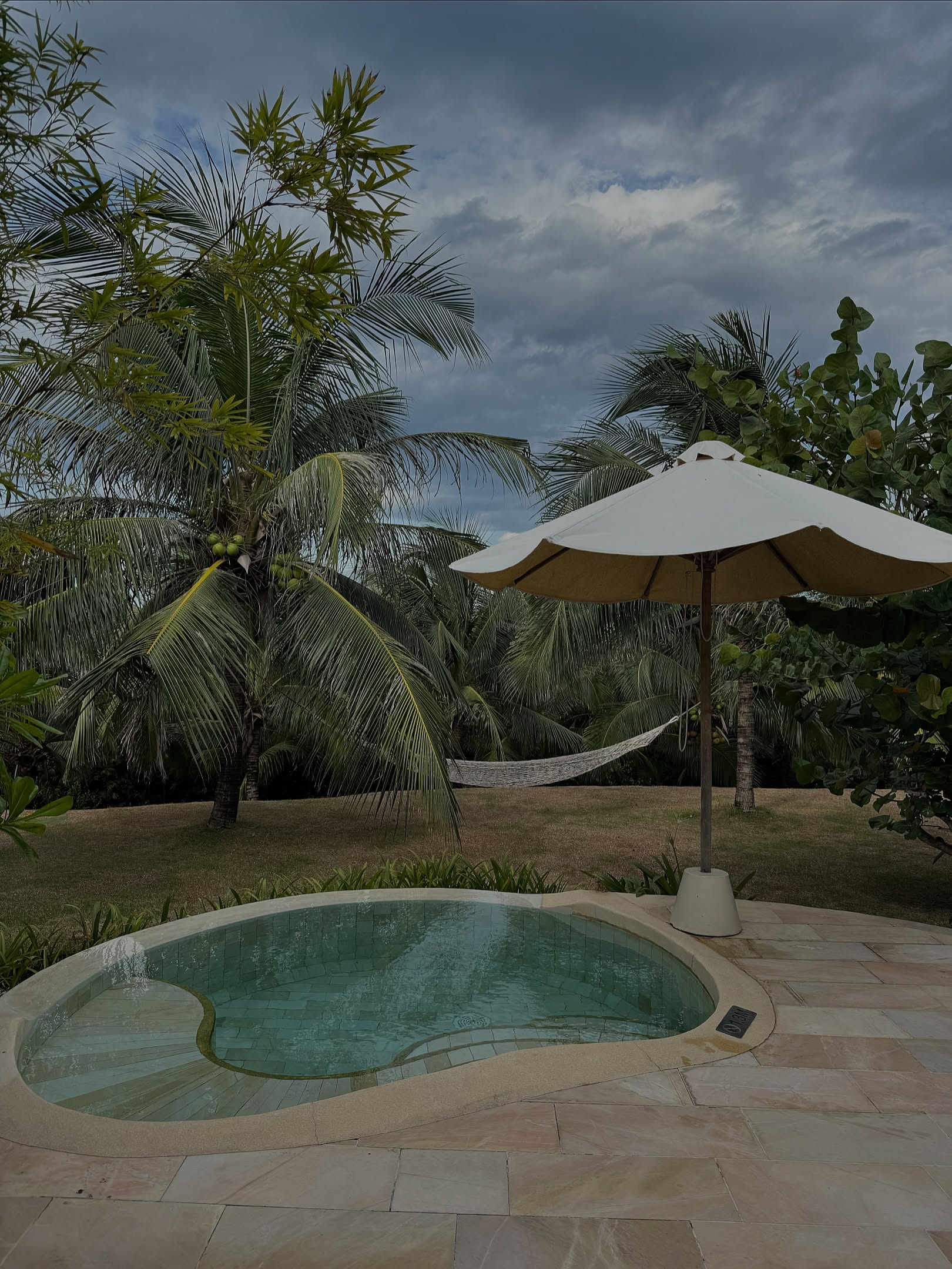 Vợ chồng Tố Uyên - Thành Chung chọn một resort ở Khánh Hòa để tận hưởng kỳ nghỉ bên nhau. Bà xã trung vệ Thành Chung gây chú ý với loạt ảnh khoe nhan sắc sau khi đã là mẹ của hai con. Không cần tạo dáng cầu kỳ, Tố Uyên vẫn thu hút ánh nhìn nhờ vóc dáng và thần thái ngày càng nổi bật.