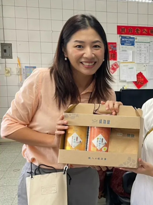 Cô hiện tích cực tham gia vào các hoạt động của hội phụ huynh nhà trường sau khi trúng cử chức hội trưởng. Ảnh: Setn