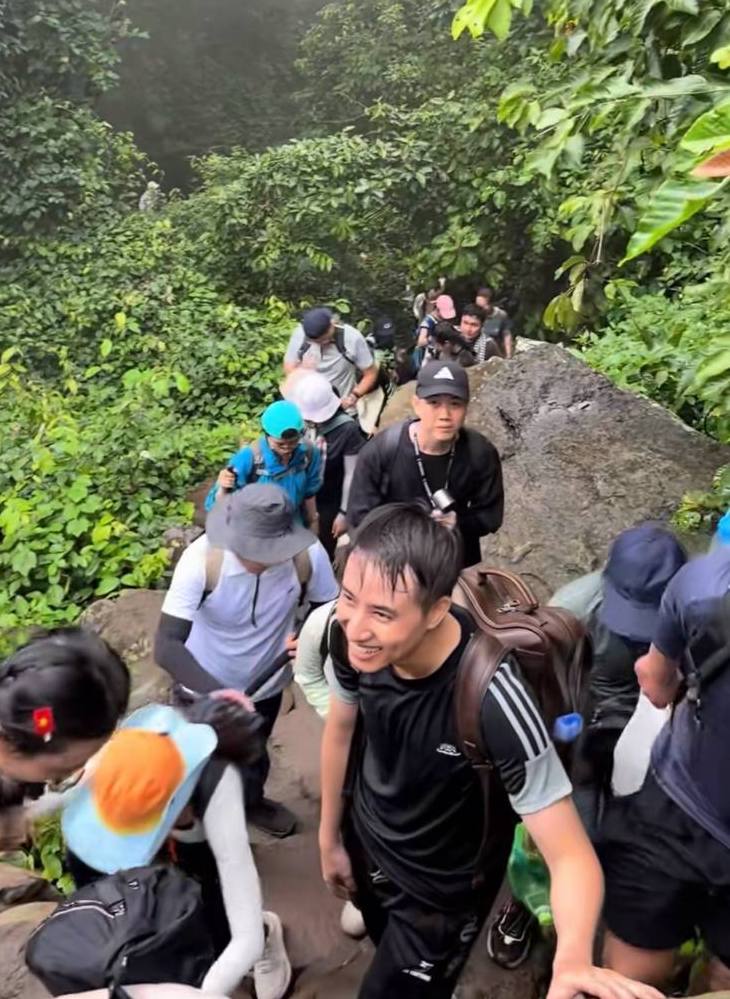 “Kẹt đường” giữa núi Bà Đen dịp 2/9: Dòng người chen kín cung trekking, nhích từng bước để lên đỉnh