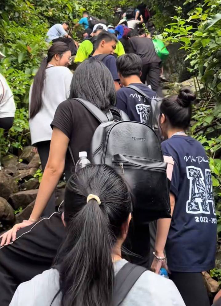 Hàng trăm trekker mang theo balo, gậy leo núi nối đuôi nhau thành hàng dài. Nguồn: Tuấn Tập Trek