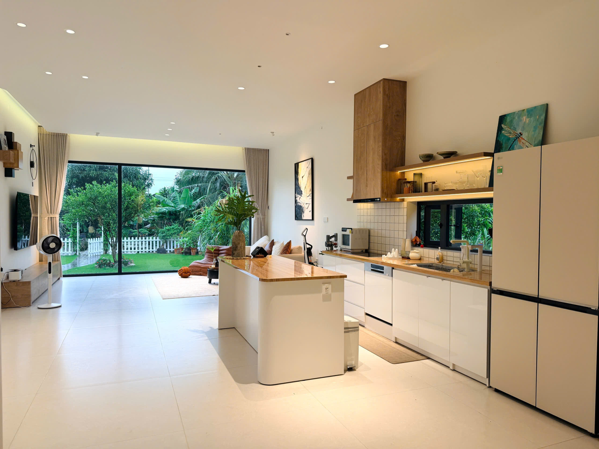 Chi 80 triệu mua nệm, sofa và bàn cà phê, dành 300m2 đất làm sân cỏ, trồng hoa: Người trẻ biến nhà thành nơi nghỉ dưỡng xịn nhất