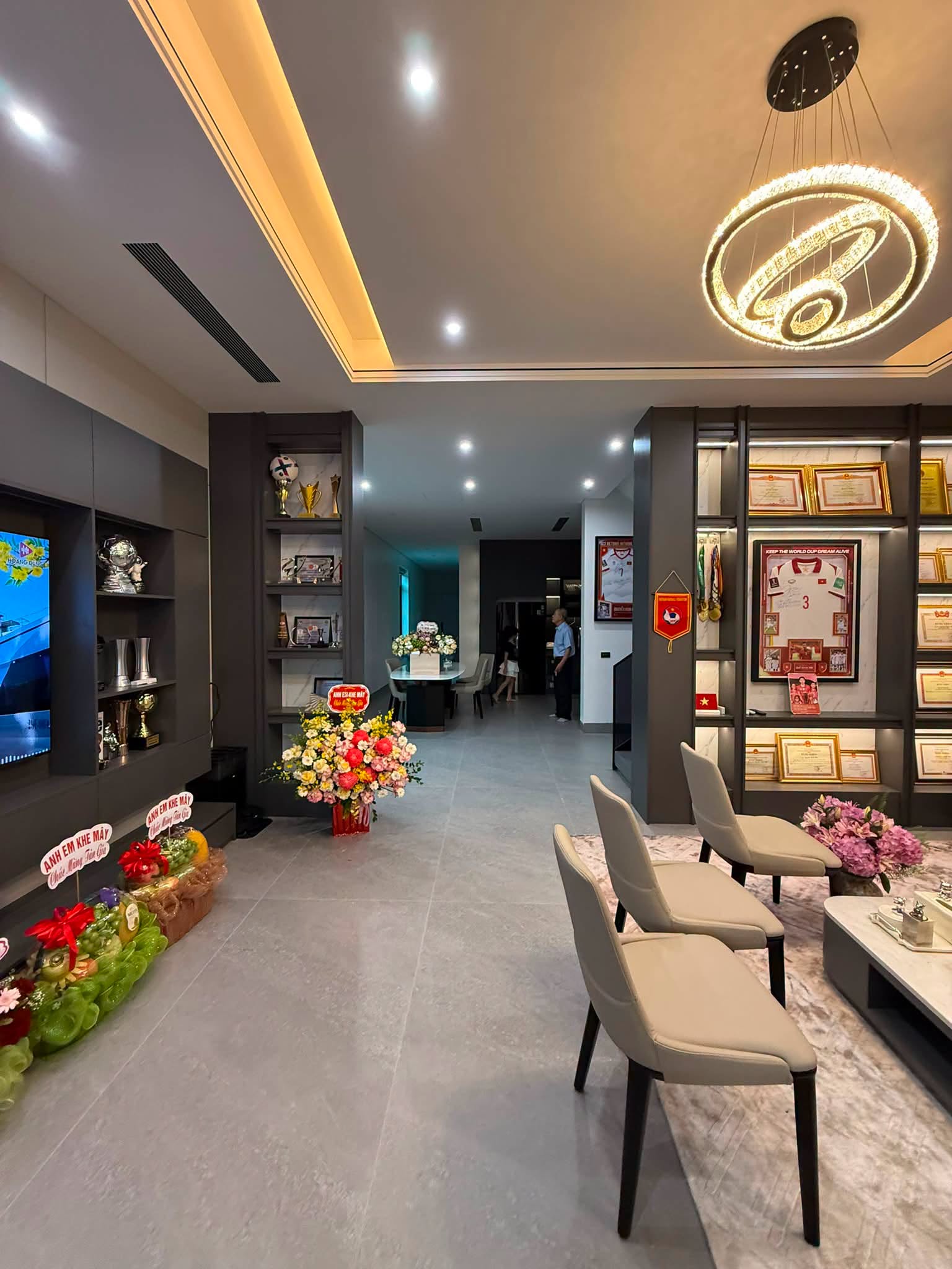 Phòng khách được thiết kế không gian mở với khu vực bàn ăn, bếp (Ảnh: FB Dương Thùy Phương)
