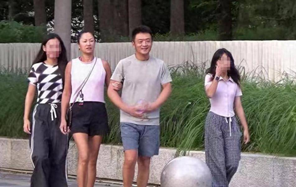 Cù Dĩnh xuất hiện bên chồng phi công và 2 con riêng. Nửa kia của nữ siêu mẫu có diện mạo phong trần, nam tính. Ảnh: Sina.