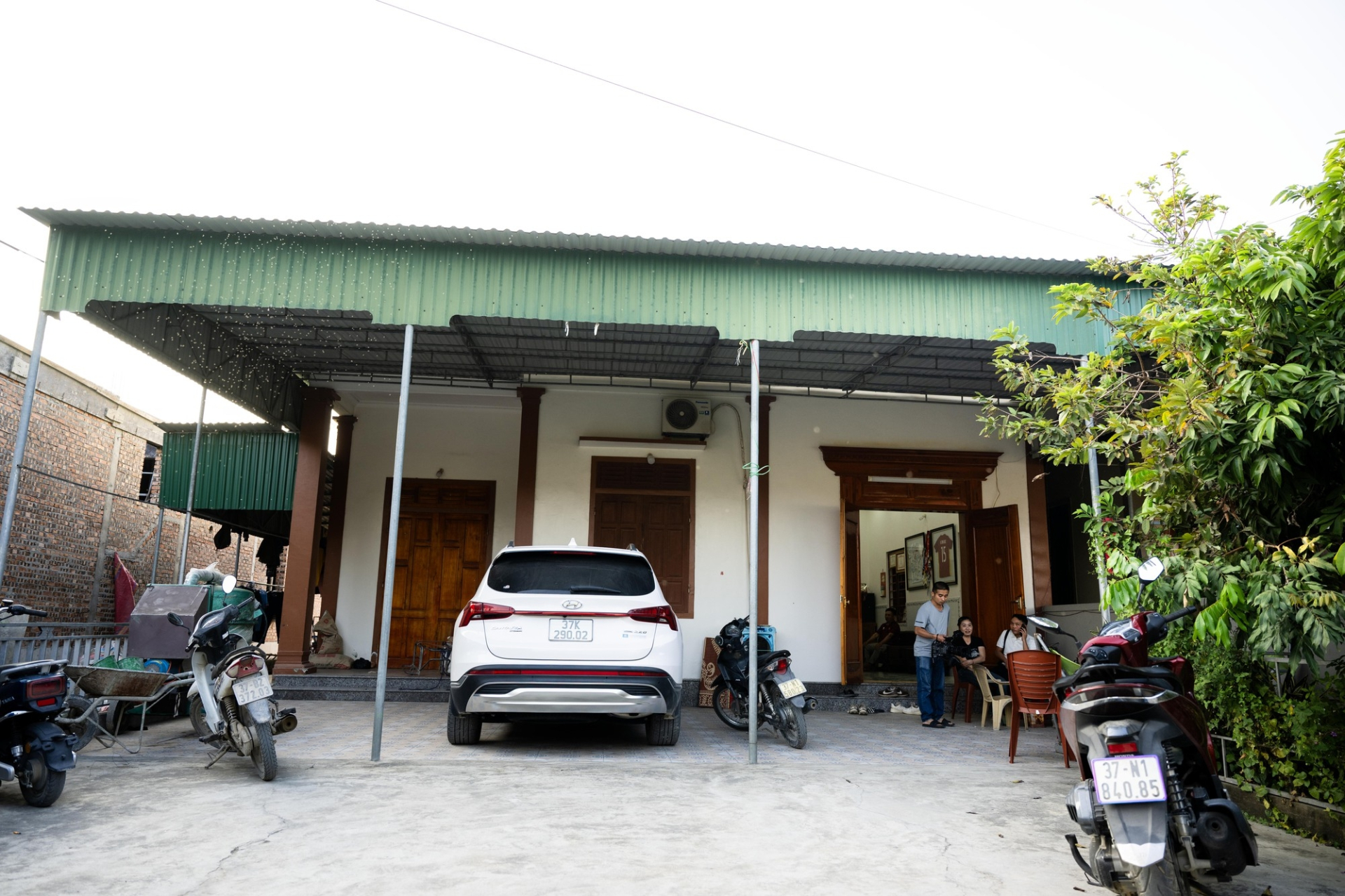 Căn nhà cũ ngay sát cạnh nhà mới xây (Ảnh: Như Hoàn)