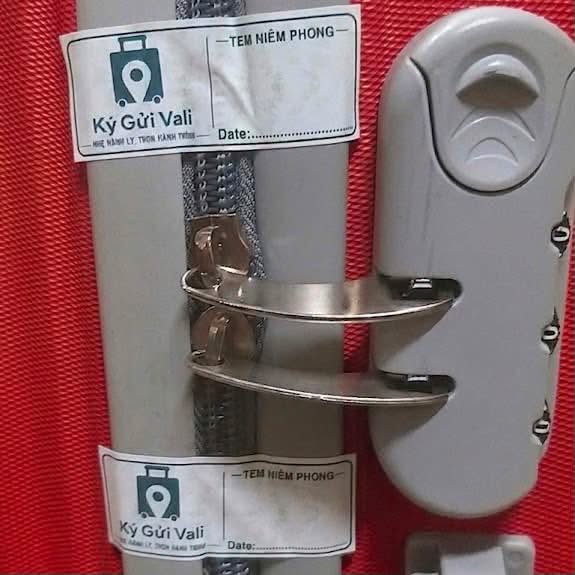 Hành lí của khách sẽ được dán tem niêm phong. Ảnh: Ghiền Đà Lạt