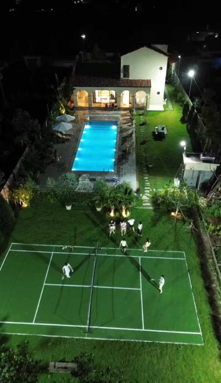 Cả nhà cùng nhau chơi tennis.