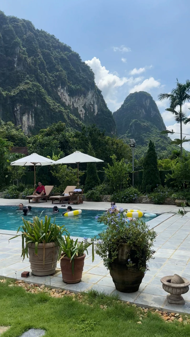 Đại gia đình 15 người nghỉ dưỡng tại villa riêng cách Hà Nội 40km, không cần săn vé máy bay, check-in...