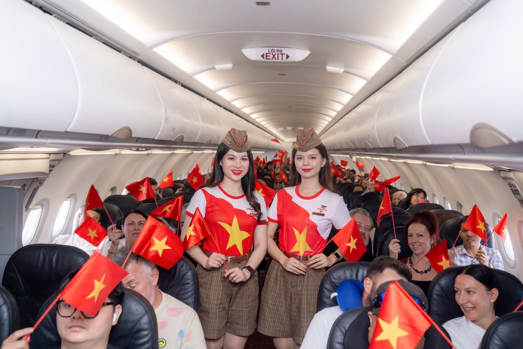 Sắc đỏ – vàng nổi bật trên trang phục của các tiếp viên hòa cùng giai điệu “Hello Việt Nam”, mang niềm tự hào về đất nước đến gần hơn với mỗi hành khách.