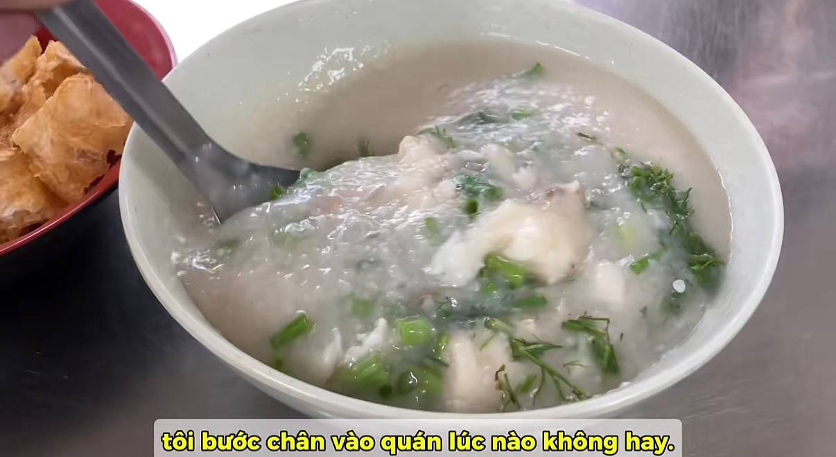 Khách Nhật lần đầu ăn cháo cá Hà Nội, ví hương vị như “vô tình chạm mắt một mỹ nhân”