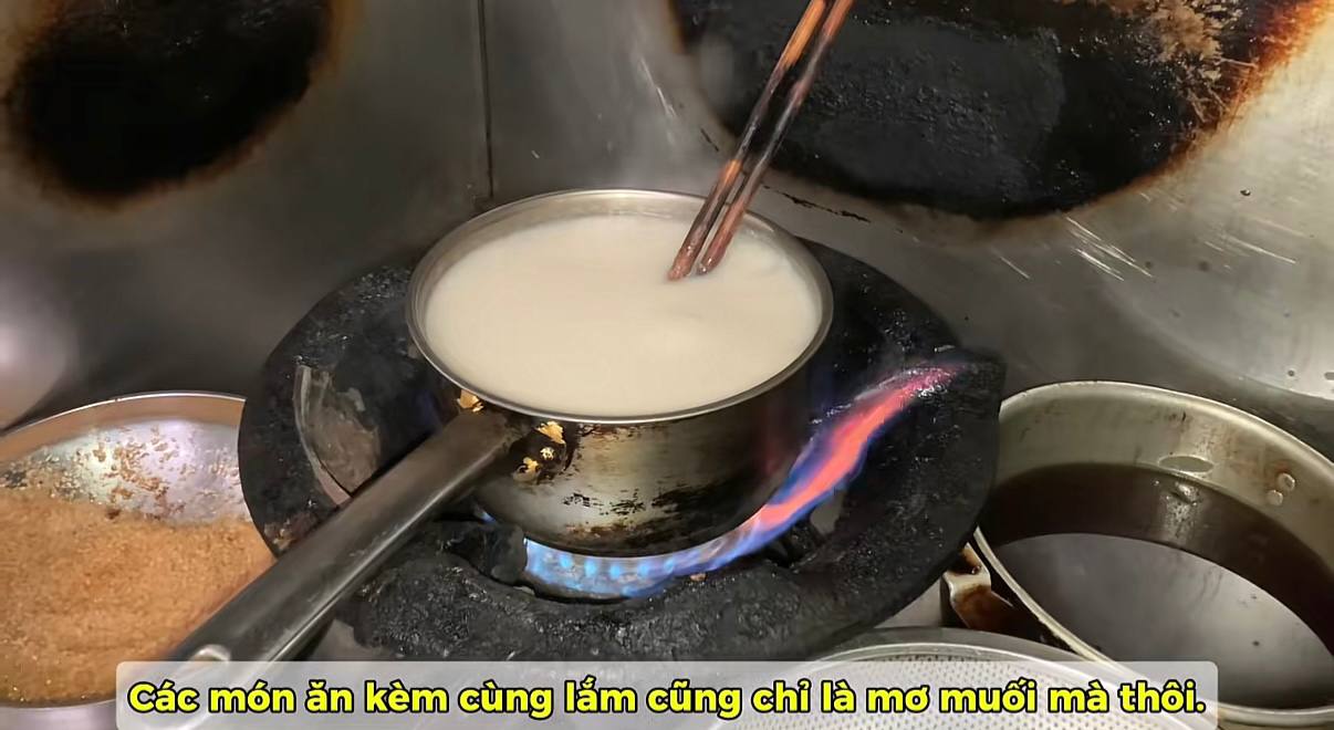 Khách Nhật lần đầu ăn cháo cá Hà Nội, ví hương vị như “vô tình chạm mắt một mỹ nhân”
