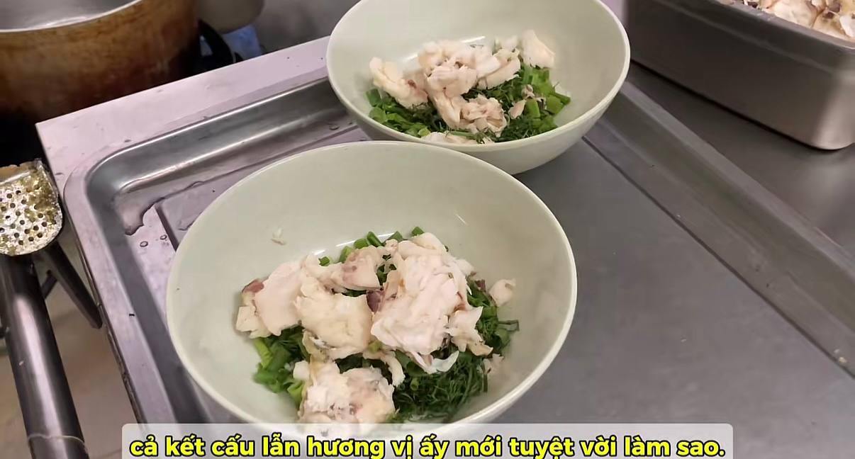 Anh ấn tượng với phần cháo mềm mượt, kết hợp cùng mùi thơm của thì là và những thớ cá trắng, săn chắc.