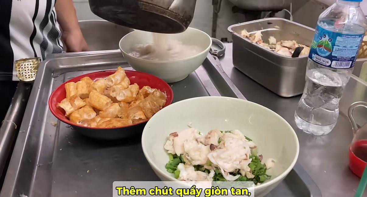 Khách Nhật lần đầu ăn cháo cá Hà Nội, ví hương vị như “vô tình chạm mắt một mỹ nhân”