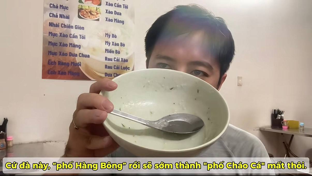 Hitoshi ví cảm giác thưởng thức bát cháo cá giống như vô tình chạm mắt một “mỹ nhân Hà Nội”