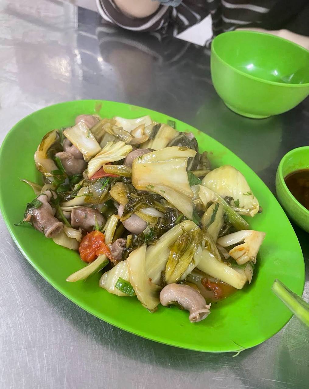 Khách Nhật lần đầu ăn cháo cá Hà Nội, ví hương vị như “vô tình chạm mắt một mỹ nhân”
