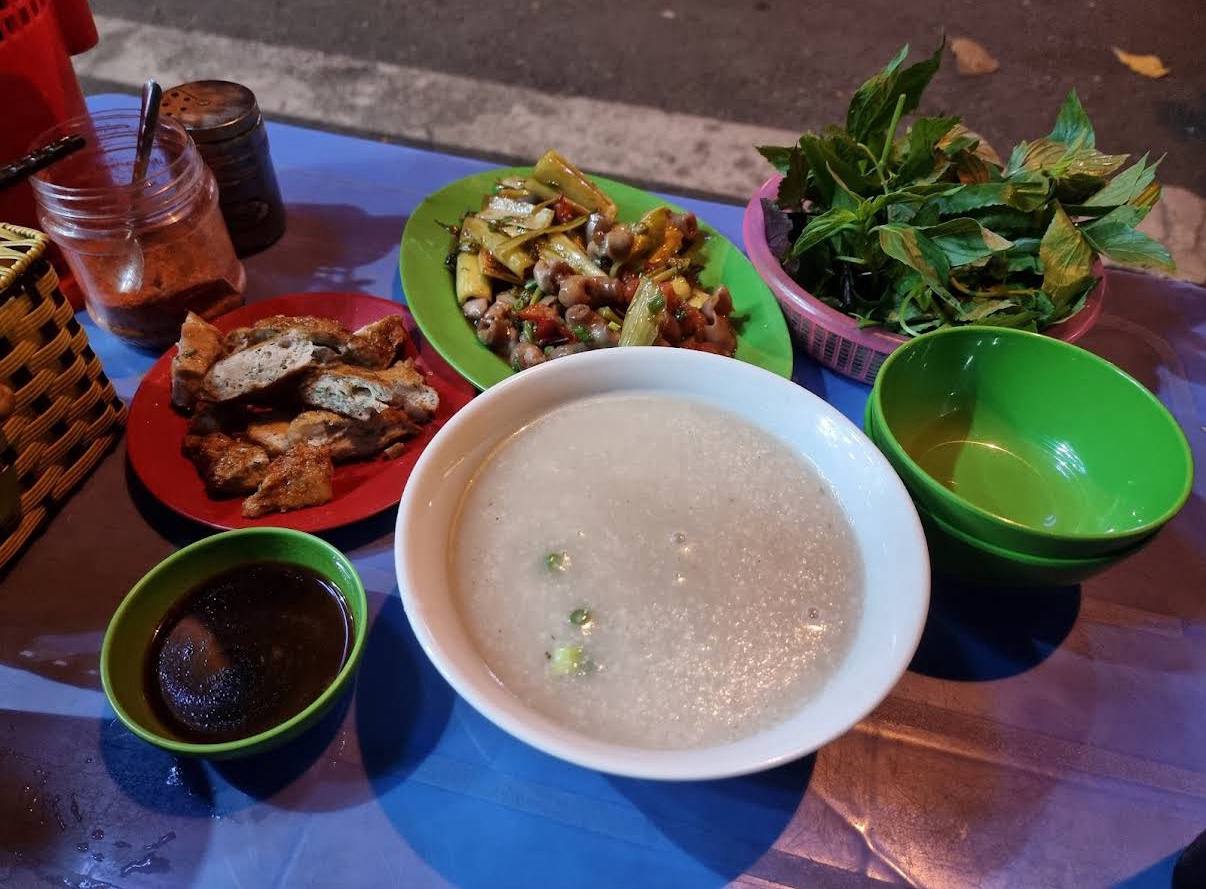 Địa chỉ được Hitoshi tìm đến là quán cháo cá Đoan Xồm trên phố Hàng Bông. Ảnh: Google Review