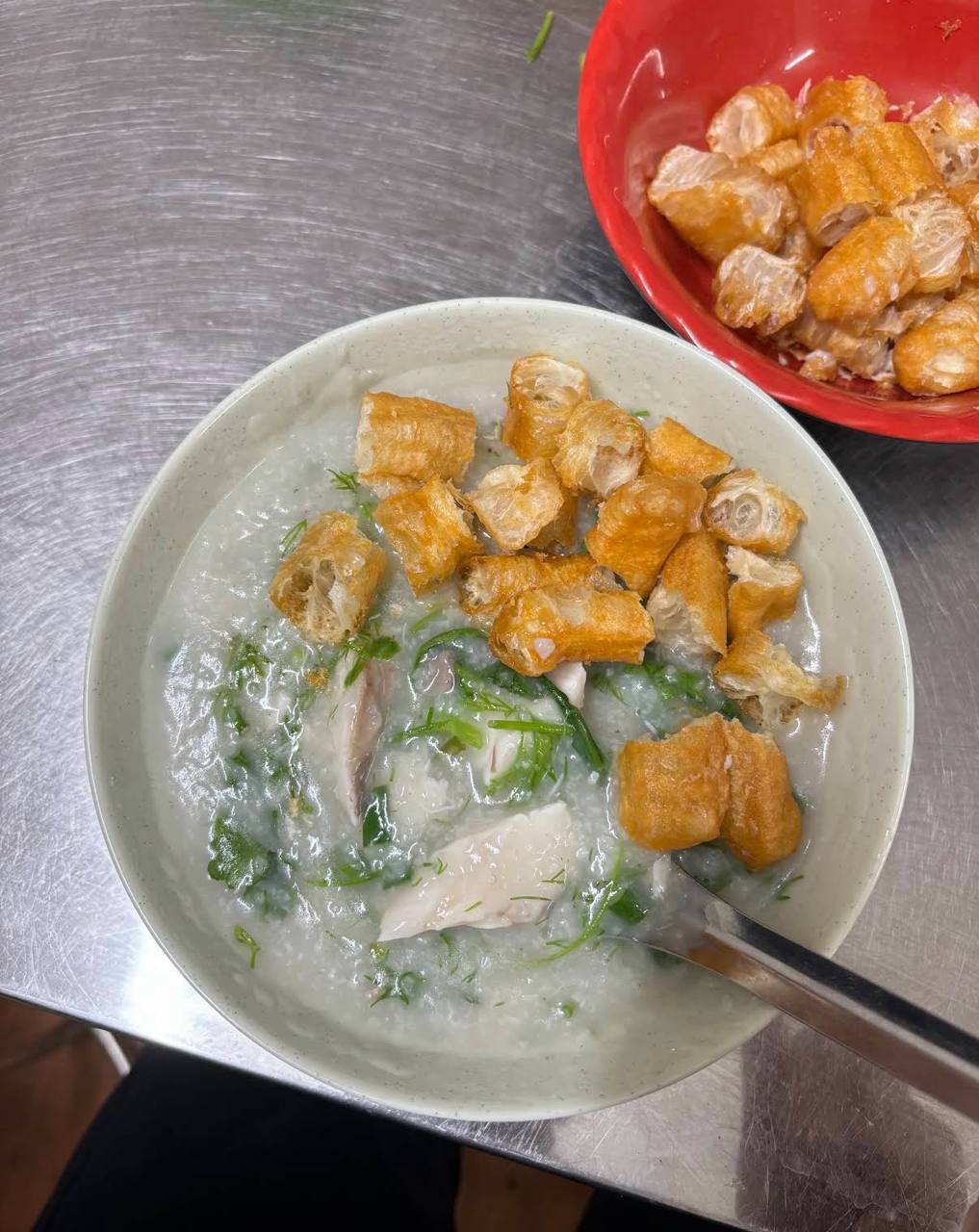 Cháo được nấu theo kiểu để nguyên hạt, không xay nhuyễn, có độ đặc vừa phải chứ không loãng. Ảnh: Google Review