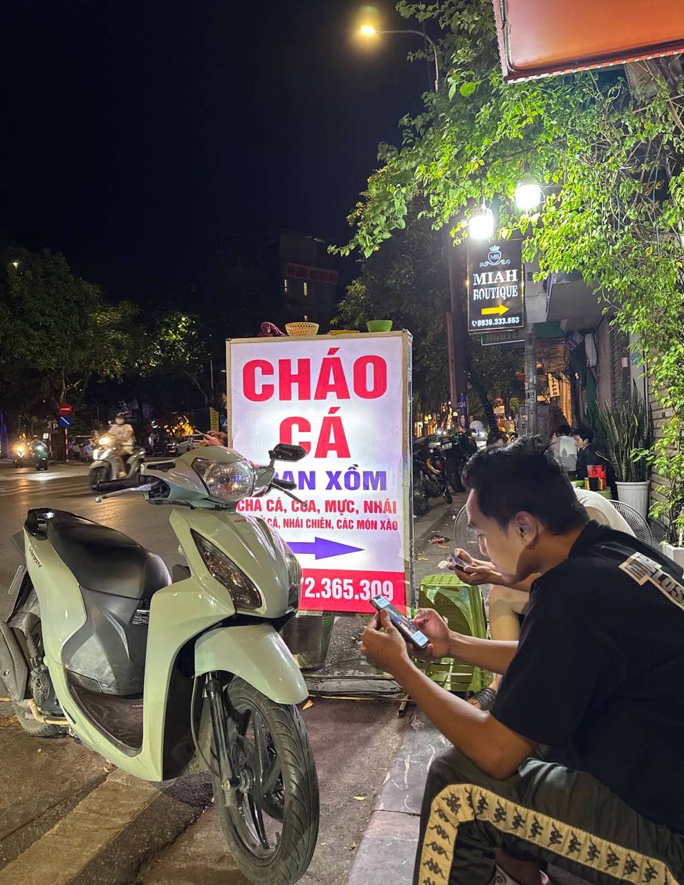 Khách Nhật lần đầu ăn cháo cá Hà Nội, ví hương vị như “vô tình chạm mắt một mỹ nhân”