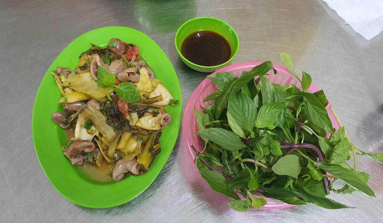Khách Nhật lần đầu ăn cháo cá Hà Nội, ví hương vị như “vô tình chạm mắt một mỹ nhân”