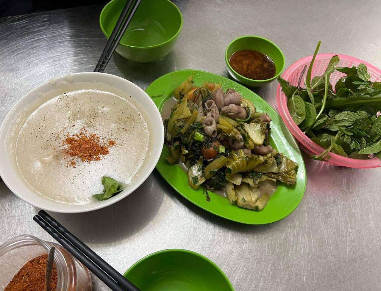 Khách Nhật lần đầu ăn cháo cá Hà Nội, ví hương vị như “vô tình chạm mắt một mỹ nhân”