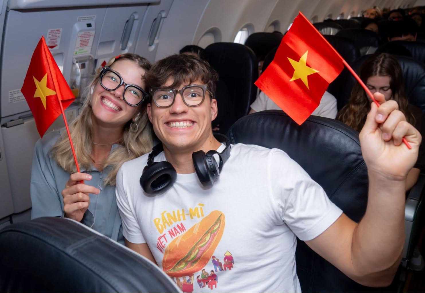 Dịp 2/9, các hãng hàng không “chiều” khách thế nào: Làm vé cờ đỏ sao vàng, cho tiếp viên mặc trang phục theo chủ đề, giảm đúng 29% giá vé