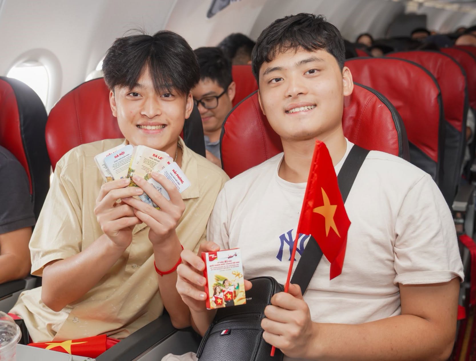 Dịp 2/9, các hãng hàng không “chiều” khách thế nào: Làm vé cờ đỏ sao vàng, cho tiếp viên mặc trang phục theo chủ đề, giảm đúng 29% giá vé